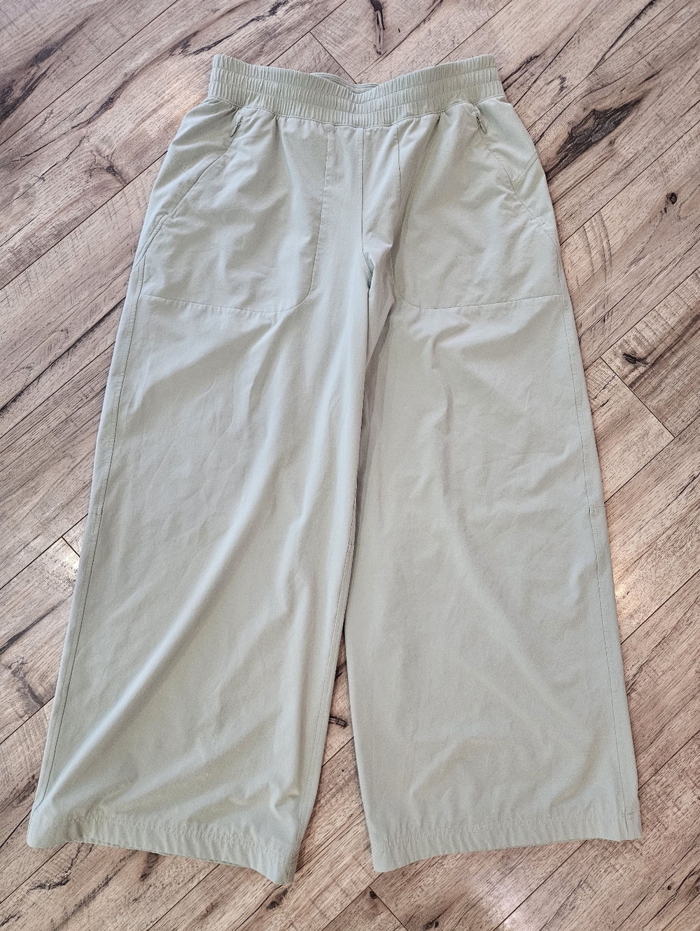 Lululemon Swift Mid-Rise Wide-Leg Pant Size 8 Light Green